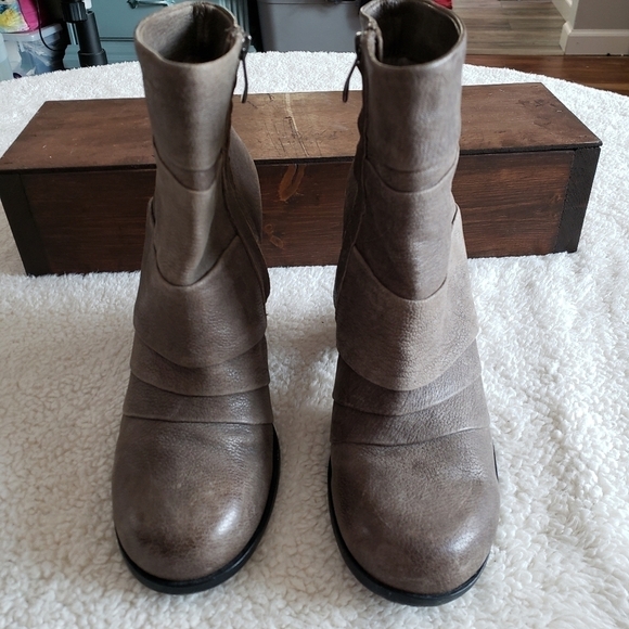 Vince Camuto Belta Brown Leathed Boots - Picture 5 of 8